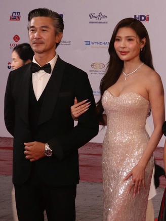 Thúy Diễm gợi cảm trên thảm đỏ, nói gì khi có 2 phim tranh giải tại DANAFF? 