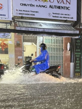 Mưa lớn giữa mùa hè gây ngập cục bộ nhiều tuyến phố Đà Nẵng