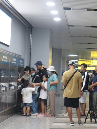 Cuối tuần, nhiều người xếp hàng dài mua vé tự động ở metro