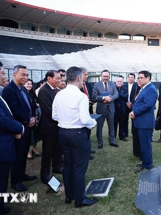 Thủ tướng Phạm Minh Chính thăm CLB bóng đá hàng đầu Brazil, tặng áo đấu CLB CAHN