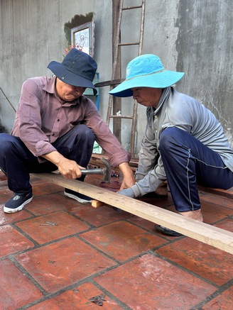 Những cụ ông đi xây tổ ấm cho người nghèo