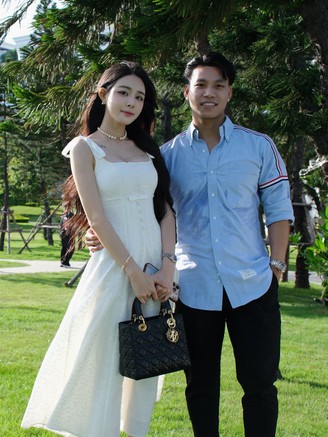 Vũ Văn Thanh khoe ảnh tình tứ cùng bạn gái hot girl, kèm ‘thông điệp’ đáng yêu!