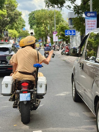 Đỗ xe nơi cấm đỗ theo lời bảo vệ bị CSGT phạt: Ai chịu?