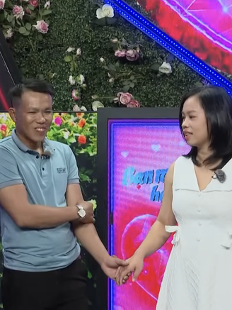 Mẹ giục con gái bấm nút với nhân viên phòng cháy chữa cháy trên show hẹn hò