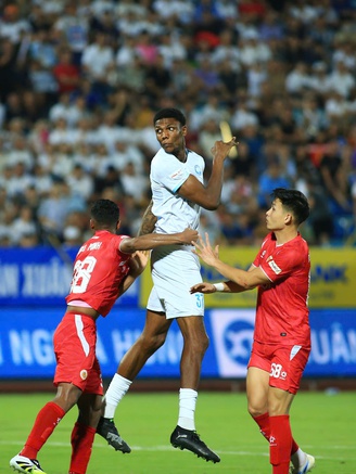 Tiền đạo 2,06 m Kyle Hudlin của Nam Định: Thủ môn V-League gặp ‘ác mộng’
