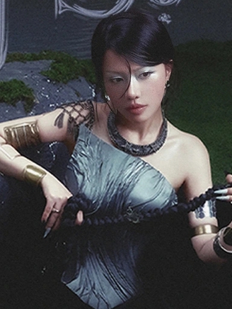 Phùng Khánh Linh tung ca khúc mới ngay trên sân khấu