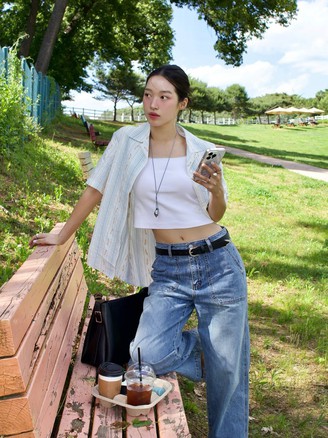 Quần jeans ống rộng là xu hướng denim mùa thu 2025