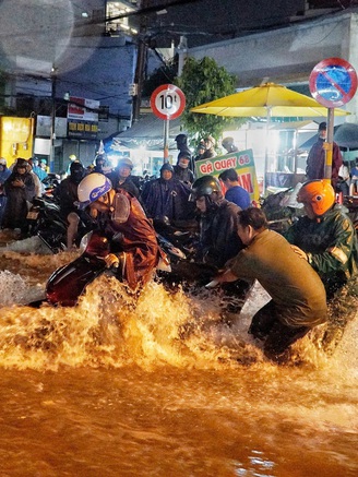 Vì sao nhiều nơi mưa lớn, biển động mạnh?