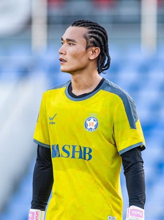 Thủ môn Bùi Tiến Dũng gây sốt với diện mạo khác lạ trên sân cỏ: Mái tóc cực chất