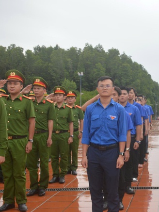 Hòa vang khúc Tiến quân ca tại mũi Cà Mau