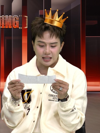 Duy Khánh trổ tài ứng xử như thi hoa hậu