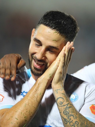 Việt kiều Pháp tỏa sáng, ‘tòa tháp’ chơi cực hay: CLB Nam Định ngược dòng đánh bại Hải Phòng