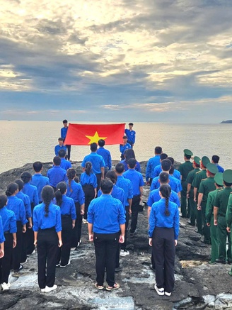 Chào cờ ở vùng biển cực Đông của Tổ quốc