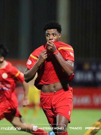 PVF-CAND tạo sốc lớn, ‘song sát’ ngoại binh đánh bại SLNA: Lời chào V-League còn gì ngọt ngào hơn! 