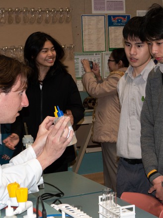 Các nền kinh tế lớn chuộng dùng nhiều bộ sách giáo khoa