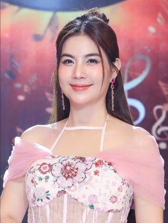 Kha Ly bất ngờ gặp lại người quen khi chấm thi bolero