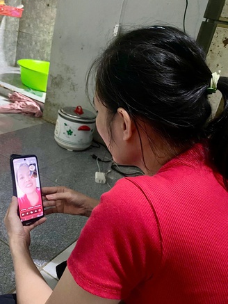 Chuyện cảm động của những cha mẹ xa con vì gánh nặng mưu sinh