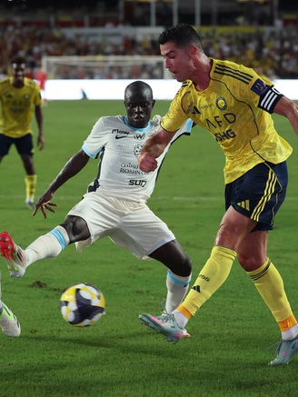 Ronaldo tỏa sáng khiến 40.000 CĐV sung sướng, Al Nassr vào chung kết Super Cúp dù chơi thiếu người