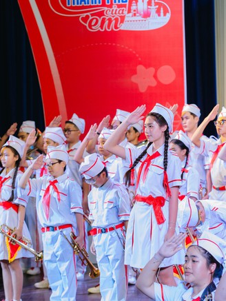 Chỉ huy Đội giỏi cùng theo bước chân những người anh hùng