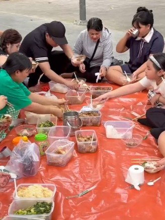 Gia đình mang hơn chục ký đồ ăn khi du lịch tại Suối Tiên trong 5 giờ