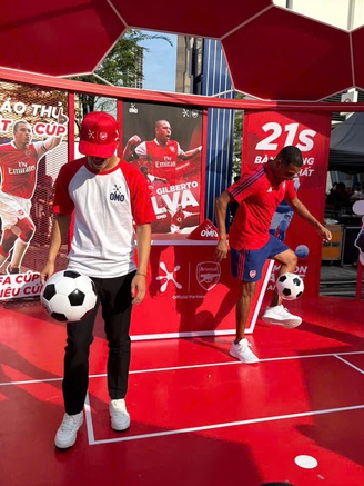 Huyền thoại CLB Arsenal Gilberto Silva đội nón lá, tâng bóng cùng Tiến Linh