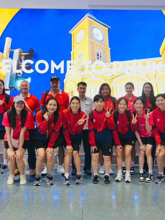 Đội tuyển bóng chuyền nữ Việt Nam đã đến Thái Lan đấu giải thế giới, được chào đón ấm áp
