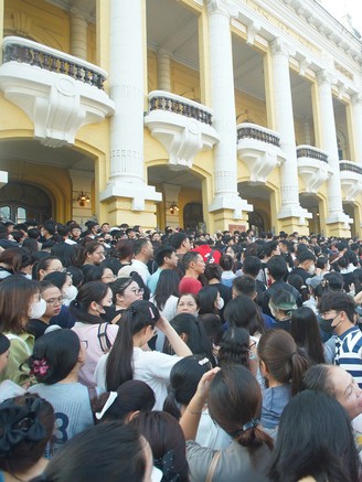 Khán giả ngất xỉu, BTC concert 'Việt Nam trong tôi' tạm ngừng phát vé