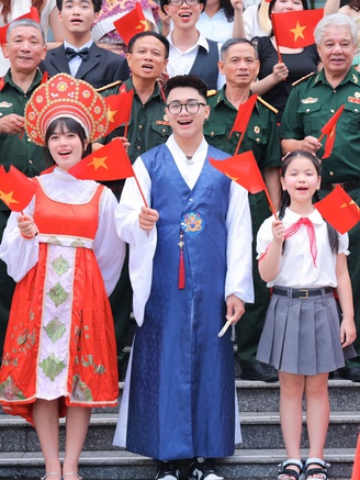 Phiên bản 'Viết tiếp câu chuyện hòa bình' 13 thứ tiếng gây chú ý