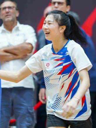 Thanh Thúy làm... phiên dịch, đội tuyển bóng chuyền nữ Việt Nam tập luyện hăng say