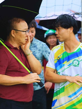 Công Phượng hội ngộ HLV Park Hang-seo