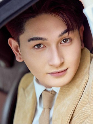 Con trai nuôi Minh Nhí trở thành 'tổng tài'