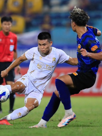 Thủ môn cao 1,9 m chơi quá hay, HAGL hòa nghẹt thở Hà Nội để thoát đáy bảng