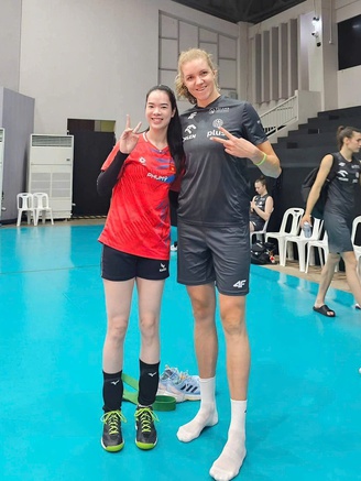 Thanh Thúy đọ chiều cao với idol bóng chuyền cao 2 m, Như Quỳnh quyết ghi điểm trước Ba Lan