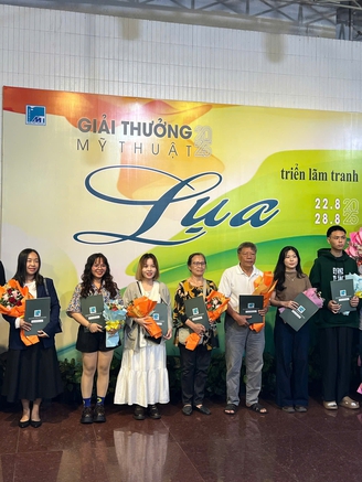 ‘Em’ được vinh danh tại Giải thưởng mỹ thuật dành cho tranh lụa
