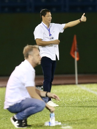 HLV Polking phủ nhận phản ứng trọng tài là một loại ‘chiến thuật’ của đội CAHN, HLV Anh Đức buồn vì…