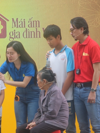 Hứa Minh Đạt nhận làm trợ lý, đưa vợ đi quay show thực tế