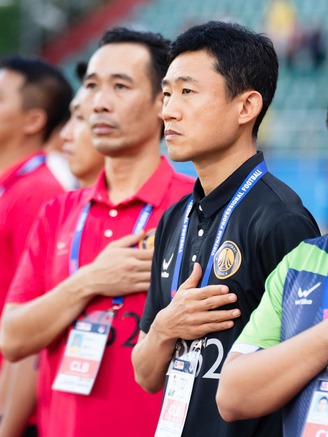 Thầy ngoại ở V-League: HLV Tây Ban Nha trên đỉnh, cựu trợ lý ông Kim dưới đáy