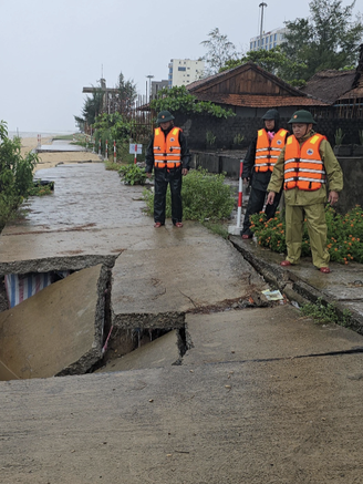 Mưa lớn, sóng biển dâng cao ở biển Nhật Lệ: Hàng quán đóng cửa 'trốn' bão số 5