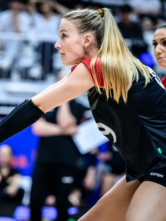 Đội tuyển bóng chuyền nữ Việt Nam bàn phương án nóng, đấu trí đối thủ Đức cực mạnh!