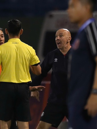 Phản ứng trọng tài, trợ lý HLV Polking sẽ bị ‘phạt nguội’: Dù đã chạy vào hầm, trốn thẻ đỏ!