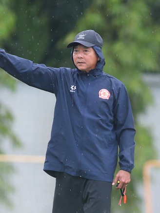 CLB CA TP.HCM chiêu mộ cựu sao trẻ Barca, 'đội mưa' tập luyện: Quyết thắng HAGL