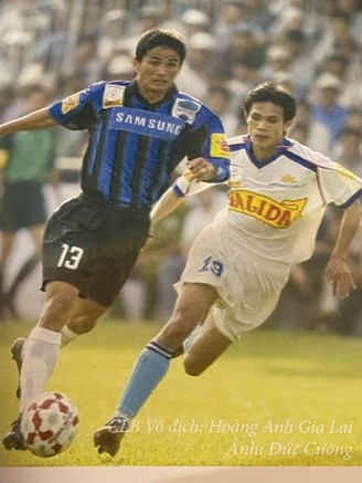 Cuốn sách đặc biệt ghi lại khoảnh khắc HAGL và Kiatisak thống trị V-League