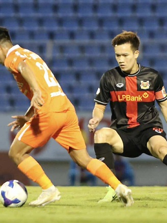 Thủ môn Văn Lâm phản xạ siêu nhanh, Ninh Bình lại thắng ngược cực hay: Đà Nẵng quá ‘đen’