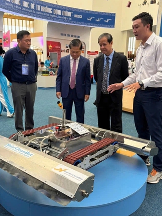 Robot vệ sinh pin năng lượng mặt trời tại triển lãm A80