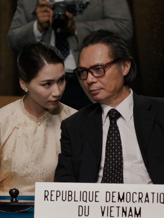 'Mưa đỏ' vượt mốc 200 tỉ, lập kỷ lục mới