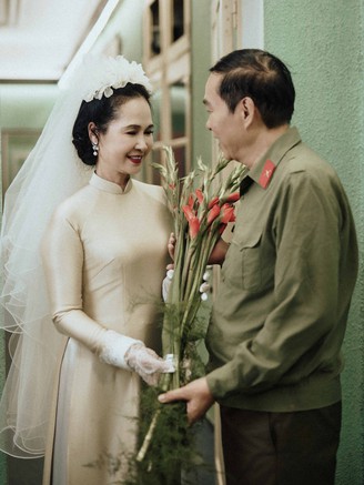 Vợ chồng nghệ sĩ Lan Hương, Đỗ Kỷ 'gây sốt' khi tái hiện ảnh cưới xưa