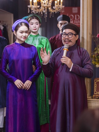 Nghệ nhân Năm Tuyền - người đam mê gìn giữ áo dài ngũ thân