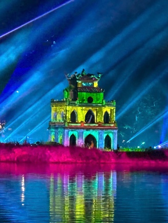 Hồ Gươm bất ngờ có… 2 tháp Rùa