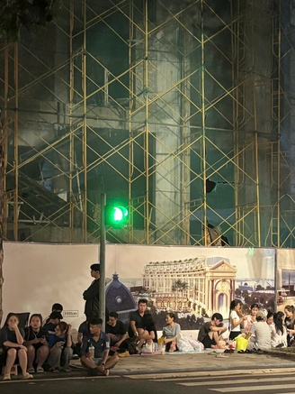 Lại xuyên đêm săn vé 'concert quốc gia'