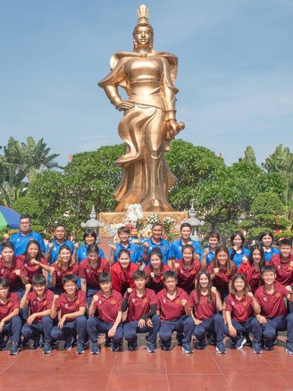 Đội tuyển nữ Việt Nam dâng hương nữ tướng: Gặp Indonesia, Thái Lan khi nào?